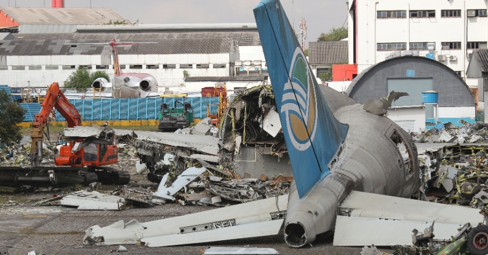 aviao-da-vasp-modelo-a300-esta-sendo-desmontado-no-aeroporto-de-congonhas-em-sp-o-dinheiro-arrecadado-com-a-venda-das-sucatas-sera-destinado-para-o-pagamento-de-ex-funcionarios-e-credores-da-1335279787542_956x500