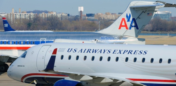 aeronaves-da-american-airlines-e-da-us-airways-no-aeroporto-nacional-ronald-reagan-na-virginia-a-fusao-das-duas-deve-criar-a-maior-empresa-aerea-do-mundo-1360767676474_615x300