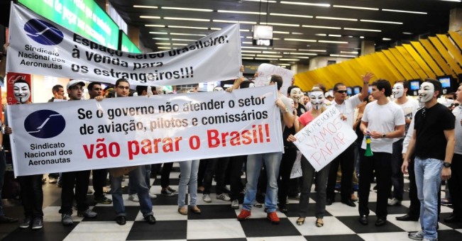 funcionarios-da-empresa-area-tam-protestam-no-aeroporto-de-congonhas-sao-paulo-contra-programa-de-demissoes-voluntarias-1375917586595_956x500