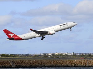Aeronave da Qantas decola de Sidney, na Austrália (Foto: Rick Rycroft / AP)