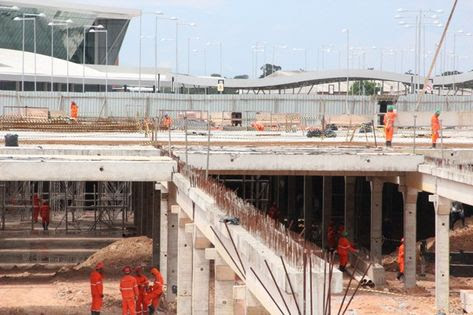 A decisão foi concedida pela Justiça do Trabalho no sábado (18) e deve durar até que o consórcio grupo Encalso, Engevix e Kallas, responsável pela obra
