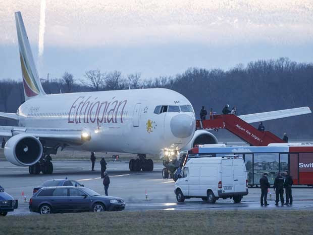 Passageiros são retirados de avião da Ethiopian Airlines no aeroporto de Genebra, na Suíça. (Foto: Salvatore Di Nolfi / AP Photo)