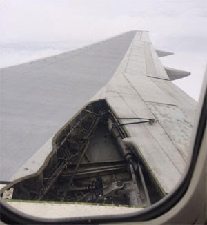 Avião perdeu parte da asa durante voo nos EUA; ninguém ficou ferido (Foto: Reprodução/Twitter/Michael Lowe)