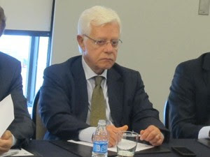 Moreira Franco em reunião com representantes de aéreas (Foto: Gabriela Gasparin/G1)