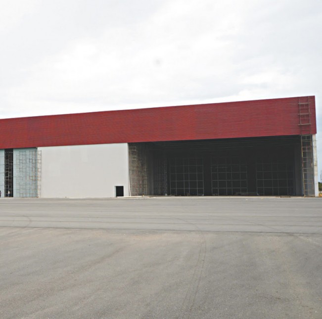 O hangar, que tem uma área total de 10 mil m², será usado para reparos e manutenção de aviões executivos, de pequeno e médio portes