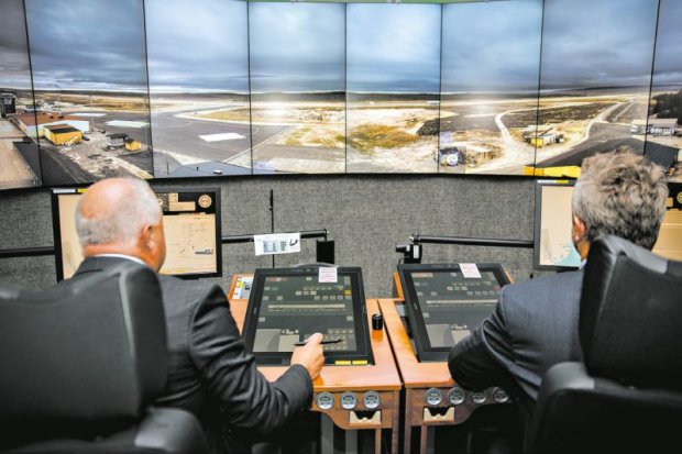 Telas de LCD no aeroporto de Sundsvall permitem uma visão de 360 graus da pista de Ornskoldsvik, a 160 km de distância