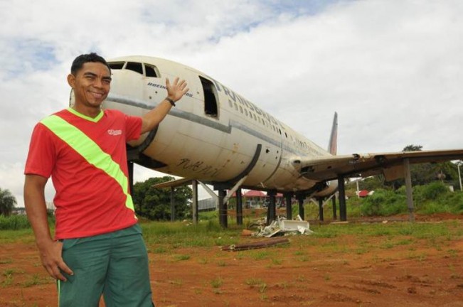 Taguatinga, Alexandre trabalha ao lado da aeronave da TransBrasil no qual funcionará lanchonete: "Tem gente que pergunta se vai levantar voo"