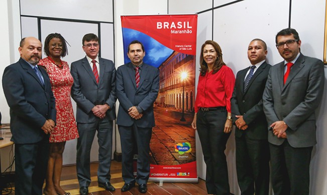 Autoridades maranhenses com o diretor de Assuntos Regulatórios da Tam, Basílio Dias