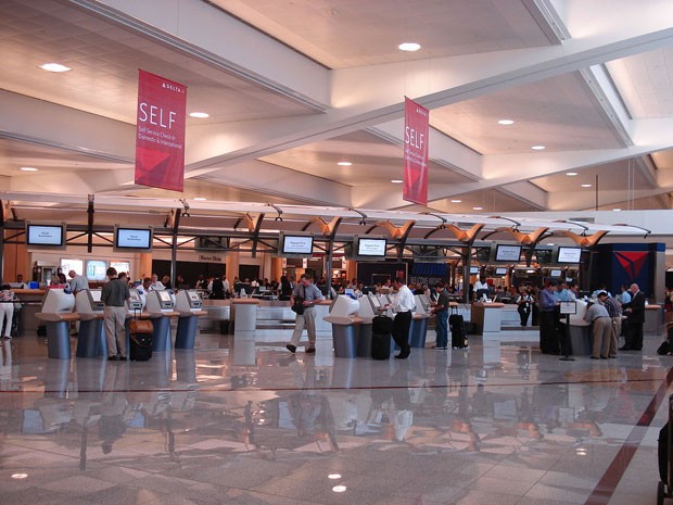 O aeroporto internacional de Atlanta (Hartsfield–Jackson Airport), nos EUA