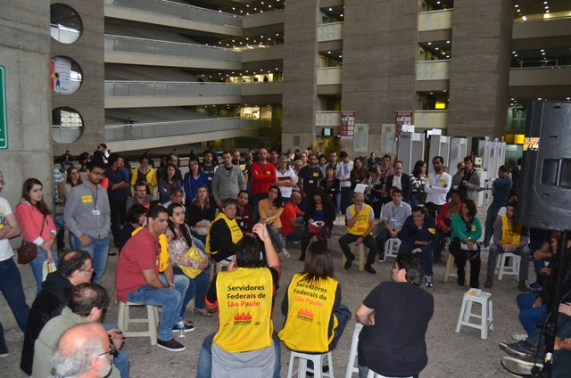 Servidores debatem calendário de atividades da greve Foto: Jesus Carlos