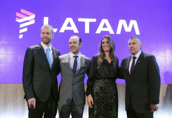 Jerome Cadier (esquerda), vice-presidente de Marketing da Latam; Mauricio Amaro, presidente do Conselho de Administração; Claudia Sender presidente da TAM, e Enrique Cueto, executivo-chefe da Latam, na solenidade de anúncio da marca