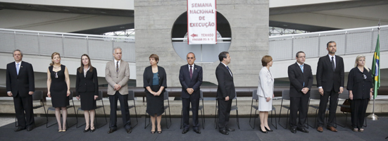 Acima, vista da frente de honra da cerimônia de abertura