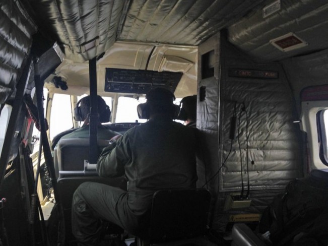 Os militares da FAB estão tão acostumados, que parecem não sentir calor… (Thiago Vinholes)