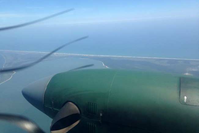 Voando de Bandeirante da Aeronáutica sobre a Restinga de Marambaia, no RJ (Thiago Vinholes)