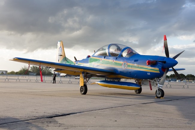 Esquadrilha da Fumaça utiliza o avião A29 Super Tucano, da Embraer (Foto: Eduardo Ferreira/UOL)