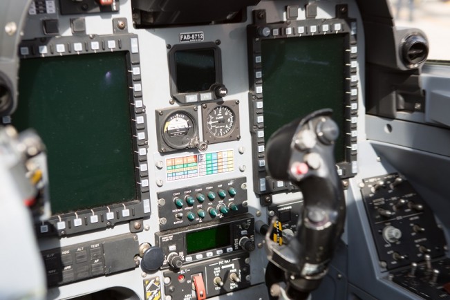 Modelo utilizado pela Esquadrilha é um avião militar de ataque ao solo (Foto: Eduardo Ferreira/UOL)