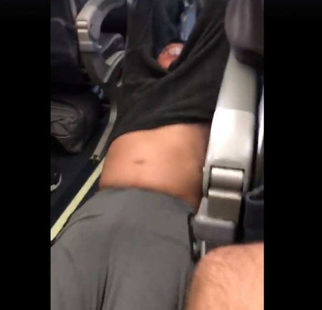 Vídeo mostra homem sendo arrastado para fora de avião (Foto: Reprodução/Facebook/Audra Bridges)