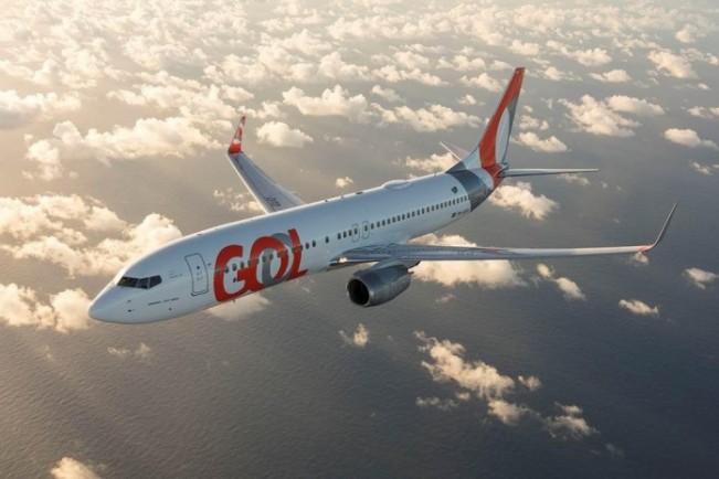 Boeing 737-800 com novo logotipo da Gol