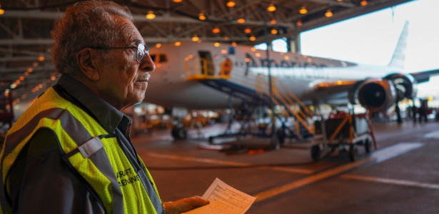 CHANG W. LEE/NYT Azriel Blackman confere os aviões da American Airlines em hangar, em Nova York