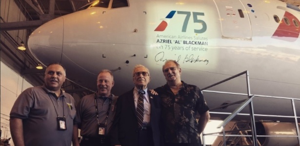 Azriel Blackman (de gravata) trabalha há 75 anos na mesma empresa e foi homenageado com o seu nome na lateral de um avião